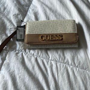 Guess log slim clutch wallet
